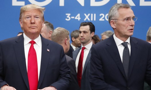 Tổng thống Donald Trump (trái) và Tổng Thư ký NATO Jens Stoltenberg (phải) dự hội nghị NATO ở Anh, ngày 4.12.2019. Ảnh: AP