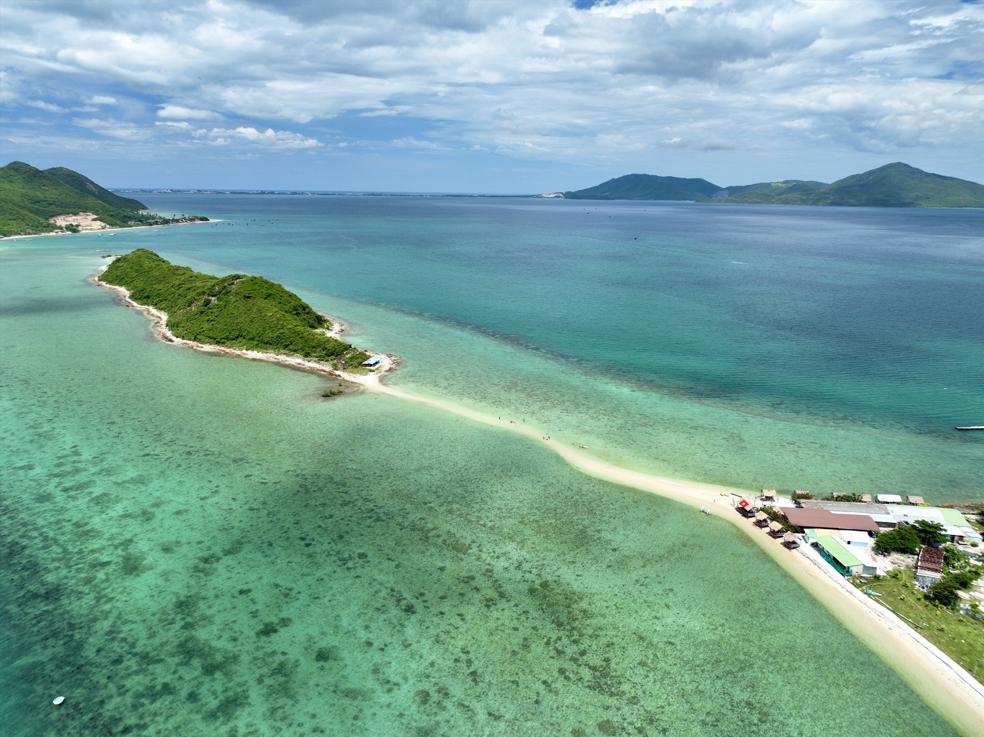 Đảo Điệp sơn nổi bật với bờ cát trắng dài. Ảnh: Hữu Long