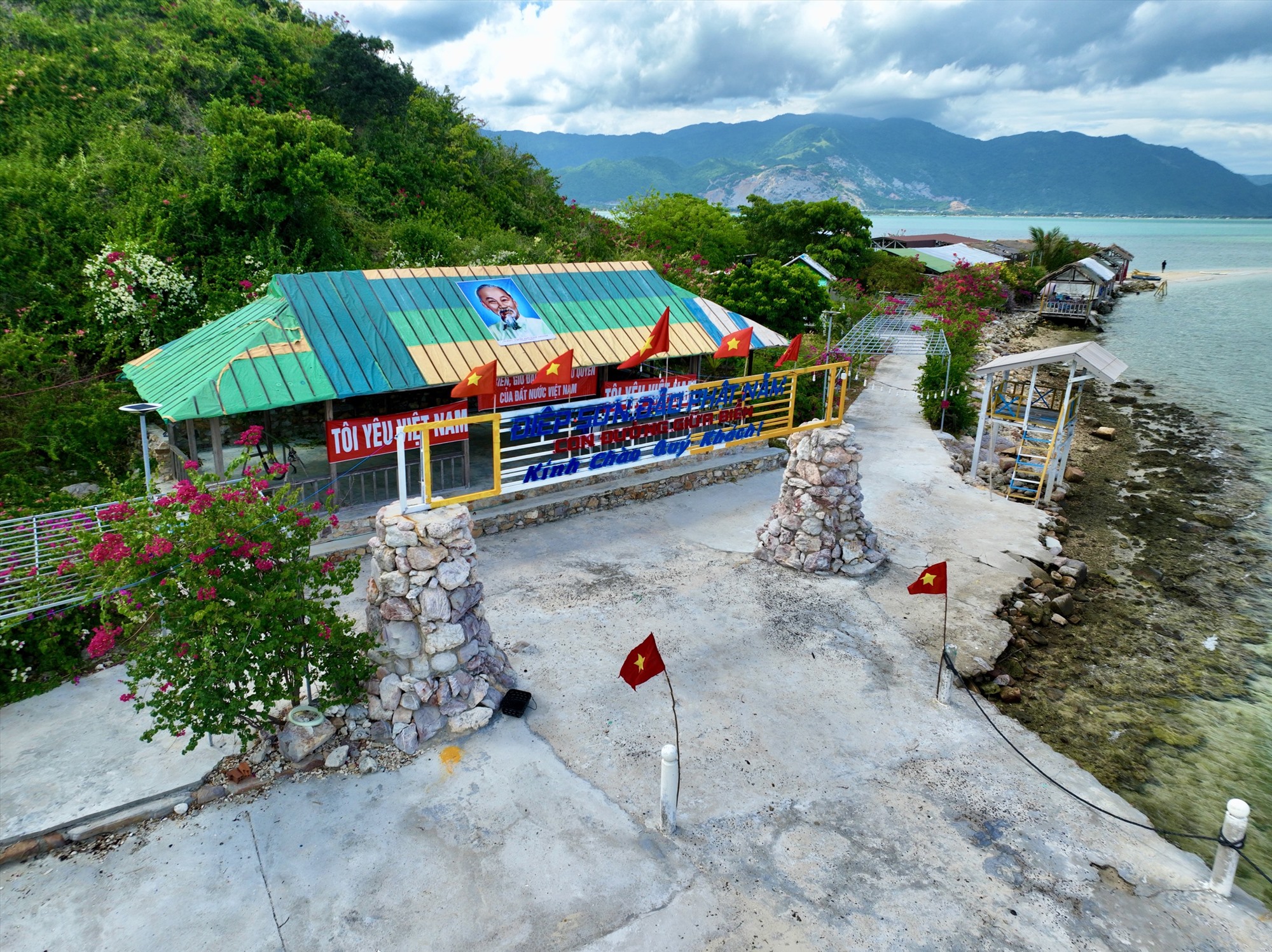 Nhiều đoàn khách lựa chọn phương án ở lại đảo Điệp Sơn trong đêm để trải nghiệm không khí trong lành, bỏ lại sau lưng những ồn ào nơi đô thị...