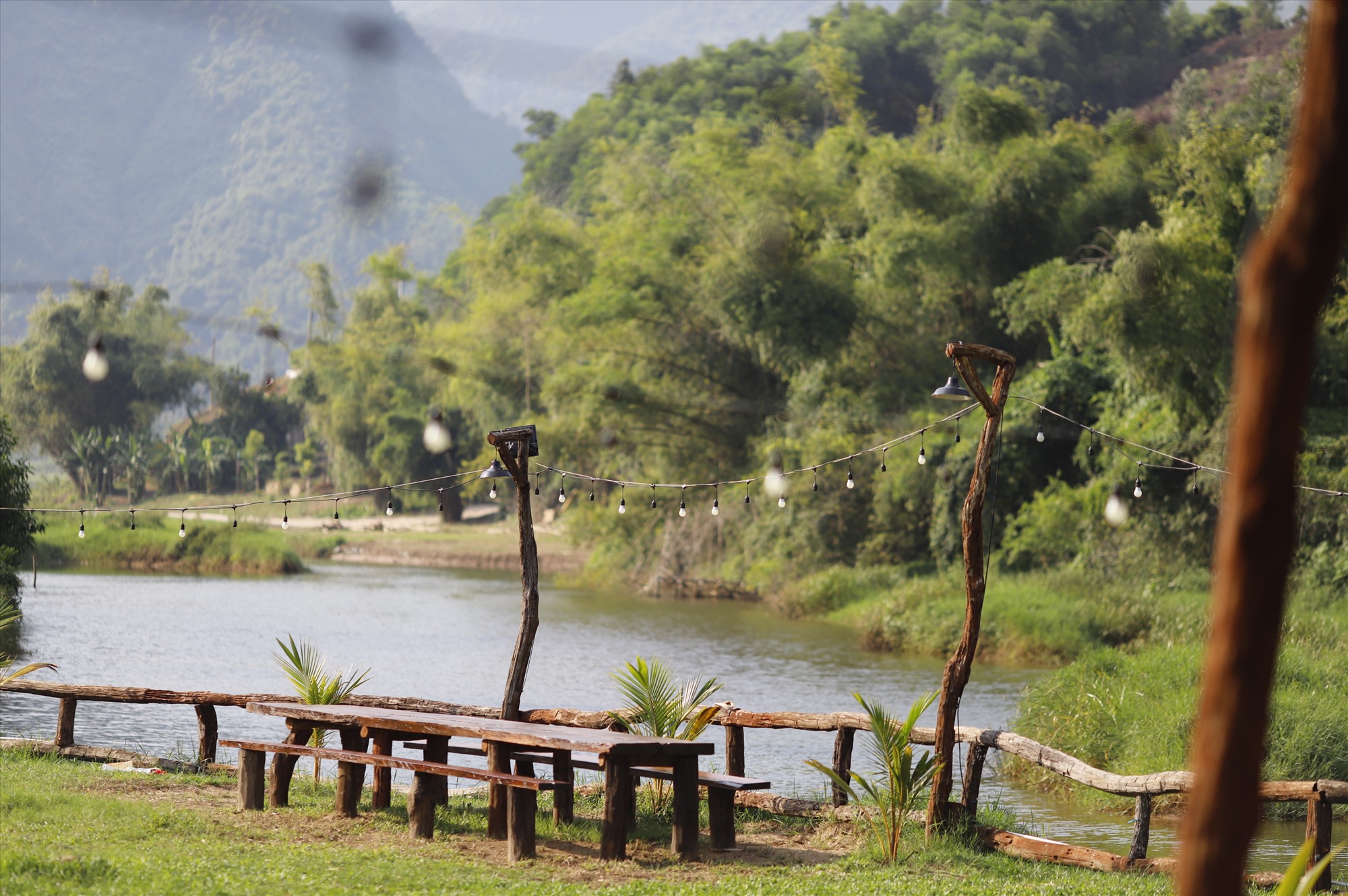 Dọc bờ sông Cu Đê thơ mộng thu hút đông du khách tìm về nghỉ ngơi trong dịp lễ Quốc khánh. Ảnh: Hữu Long