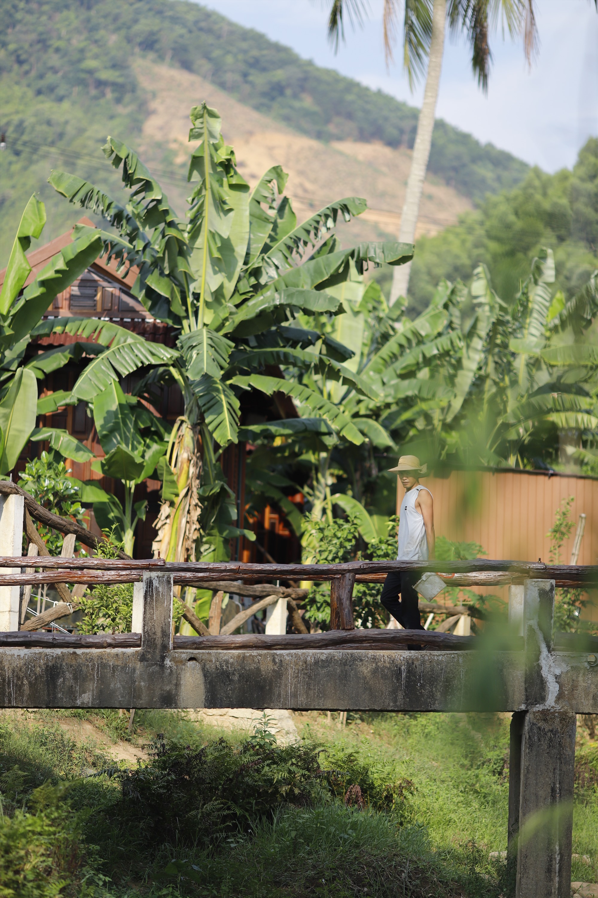 Không gian bình an dọc bờ sông Cu Đê khiến nhiều người thích thú. Ảnh: Hữu Long