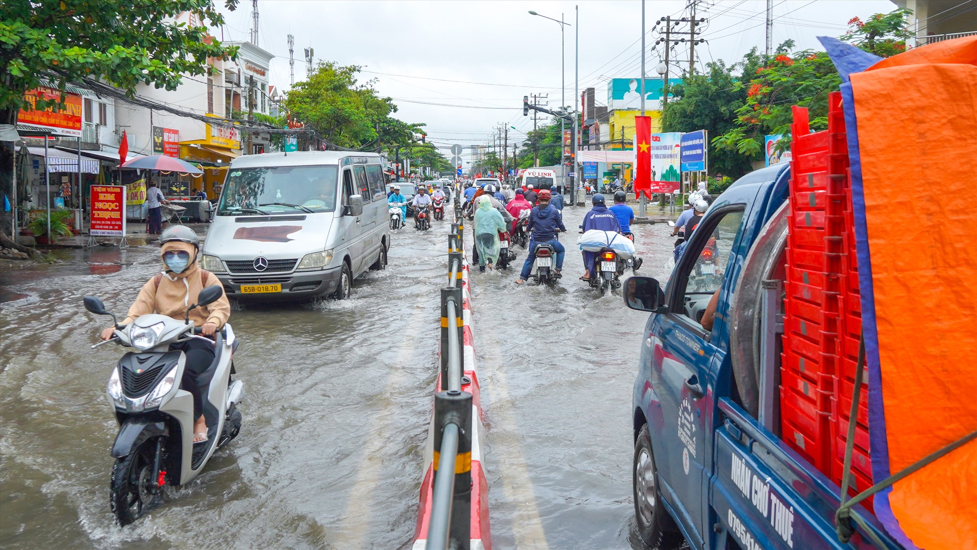 Ngày 4.9, tại TP Cần Thơ, mưa lớn kéo dài khiến mực nước ở sông ngòi, kênh rạch dâng cao, tràn vào nội ô TP gây ngập nhiều tuyến đường, cản trở giao thông của người dân.