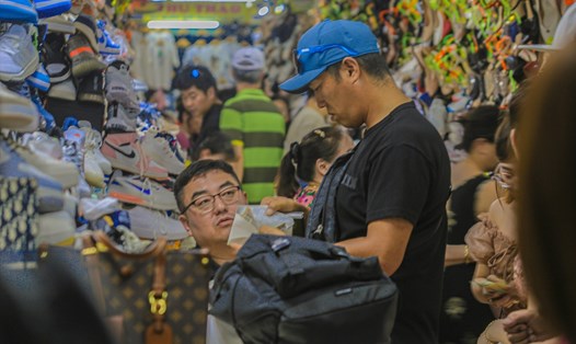Đông đúc du khách nước ngoài đến chợ Hàn Đà Nẵng dịp nghỉ lễ 2.9. Ảnh: Nguyễn Linh
