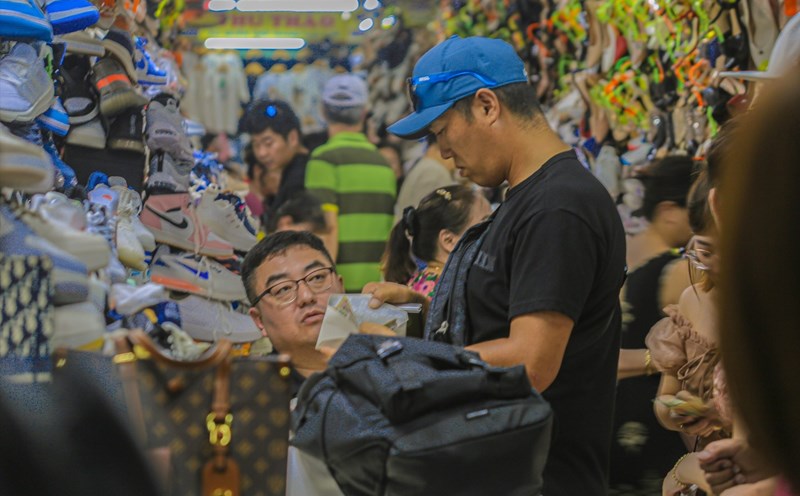 Đông đúc du khách nước ngoài đến chợ Hàn Đà Nẵng dịp nghỉ lễ 2.9. Ảnh: Nguyễn Linh