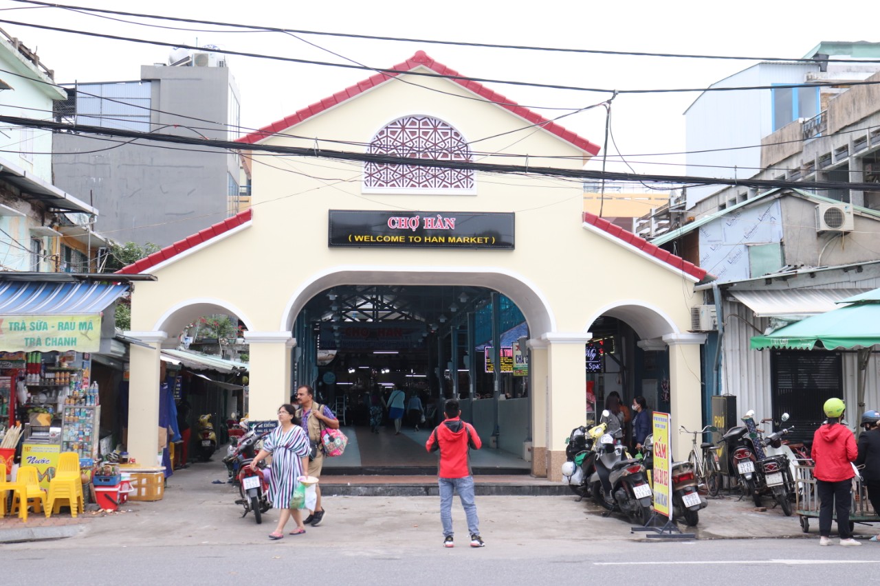 “Ban quản lý chợ Hàn luôn yêu cầu các tiểu thương niêm yết, bán hàng đúng giá. Đồng thời, các tiểu thương thành lập cộng đồng chung để kịp thời báo cáo những trường hợp phá giá, chặt chém du khách đến chợ Hàn“, đại diện Ban quản lý chợ Hàn cho biết.