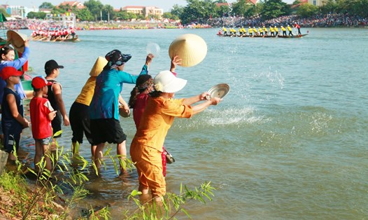 Lễ hội đua thuyền trên sông Kiến Giang tại huyện Lệ Thủy thu hút rất đông người dân và du khách dịp nghỉ lễ 2.9. Ảnh: Lê Phi Long