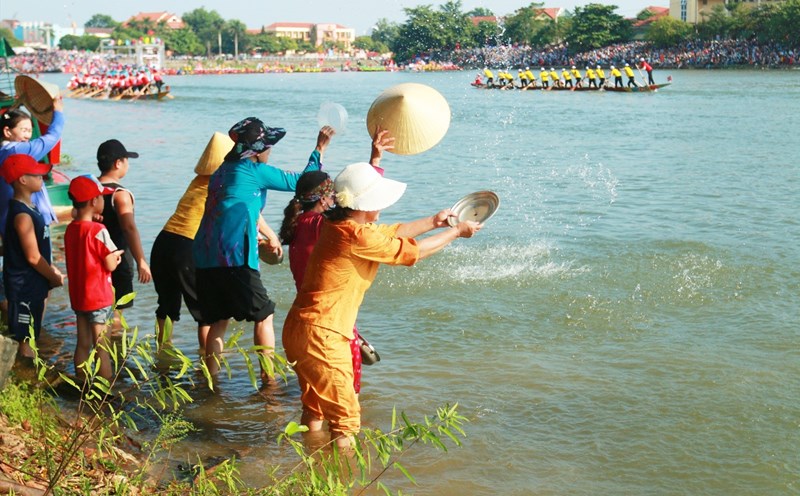 Lễ hội đua thuyền trên sông Kiến Giang tại huyện Lệ Thủy thu hút rất đông người dân và du khách dịp nghỉ lễ 2.9. Ảnh: Lê Phi Long