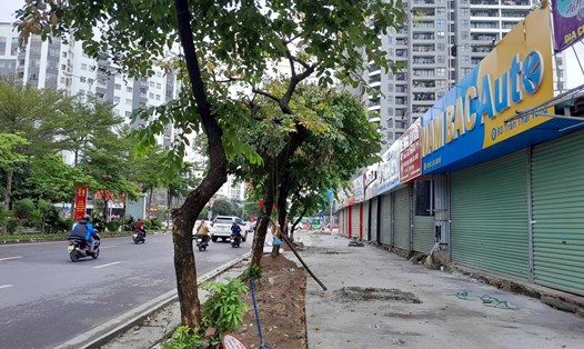 Nhiều cửa hàng ôtô cũ đường Trần Thái Tông (Hà Nội) đóng cửa ngày nghỉ lễ. Ảnh: Xuyên Đông