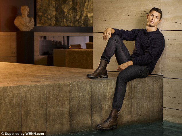 Ronaldo có ngoại hình nam tính, gương mặt đẹp và thu hút. Ảnh: Daily Mail