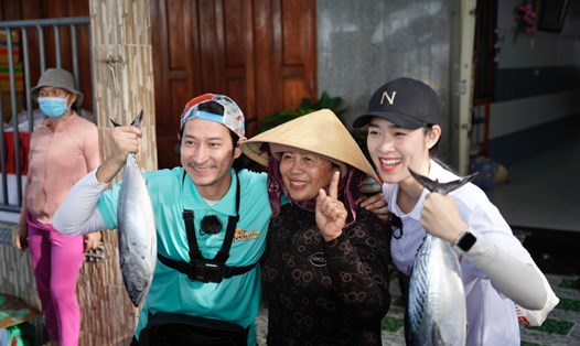 Huy Khánh - Diệp Bảo Ngọc ra chợ cá làm thuê. Ảnh: NSX