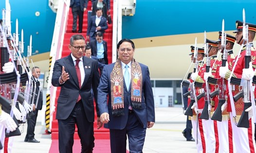 Lễ đón Thủ tướng Phạm Minh Chính và đoàn đại biểu cấp cao Việt Nam tại sân bay quốc tế Soekarno-Hatta ở thủ đô Jakarta. Ảnh: VCG