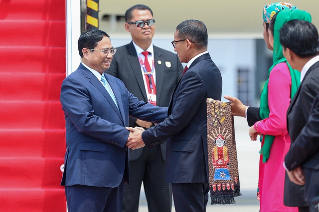 Bộ trưởng Du lịch và Kinh tế Sáng tạo Indonesia Sandiaga Uno đón Thủ tướng Phạm Minh Chính tại cầu thang máy bay. Ảnh: VGP