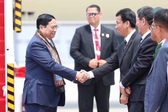 Đại sứ Việt Nam tại Indonesia Tạ Văn Thông đón Thủ tướng Phạm Minh Chính. Ảnh: VGP
