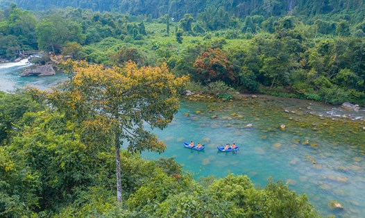 Tận hưởng mùa lè mát mẻ trên Suối Moọc, Quảng Bình. Ảnh: Phong Nha - Kẻ Bàng