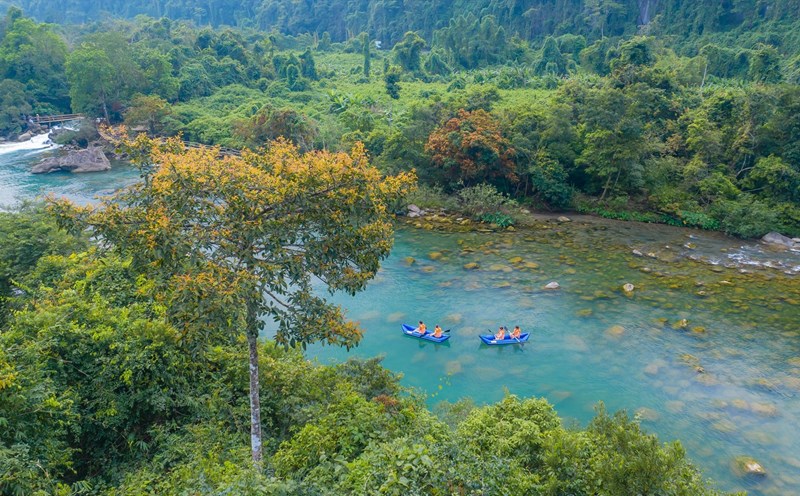 Tận hưởng mùa lè mát mẻ trên Suối Moọc, Quảng Bình. Ảnh: Phong Nha - Kẻ Bàng