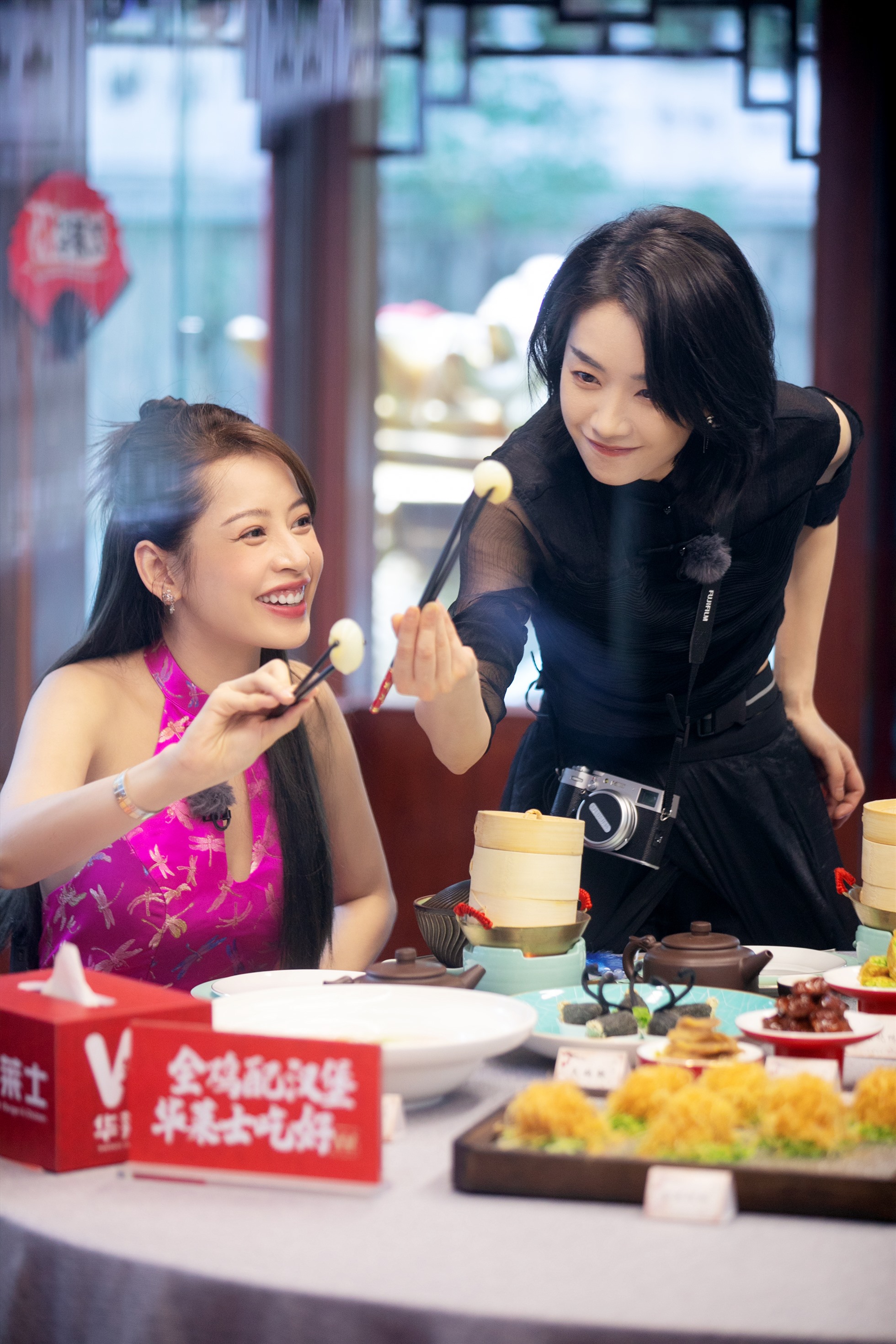 Sau gameshow này, Chi Pu tiếp tục gây sốt khi tham gia “A Delicious Guess“. Đây là show thực tế về ẩm thực và các nghệ sĩ sẽ đi tham quan và thưởng thức nhiều món ăn ngon, “mỹ vị” tại một số nhà hàng thuộc những địa danh nổi tiếng khác nhau của Trung Quốc.  