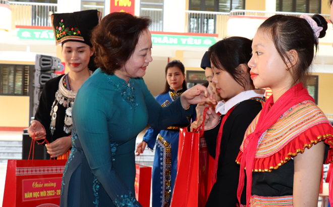 Bộ trưởng Bộ Nội vụ Phạm Thị Thanh Trà trao tặng học bổng cho các em học sinh có hoàn cảnh khó khăn vươn lên trong học tập