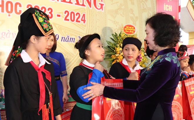 Thường trực Ban Bí thư Trương Thị Mai trao tặng học bổng cho các em học sinh có hoàn cảnh khó khăn vươn lên trong học tập