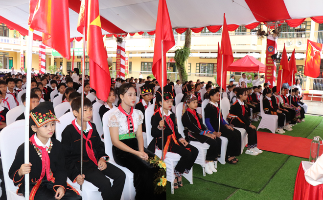 Các em học sinh của nhà trường với những trang phục truyền thống của dân tộc trong ngày khai giảng năm học mới.