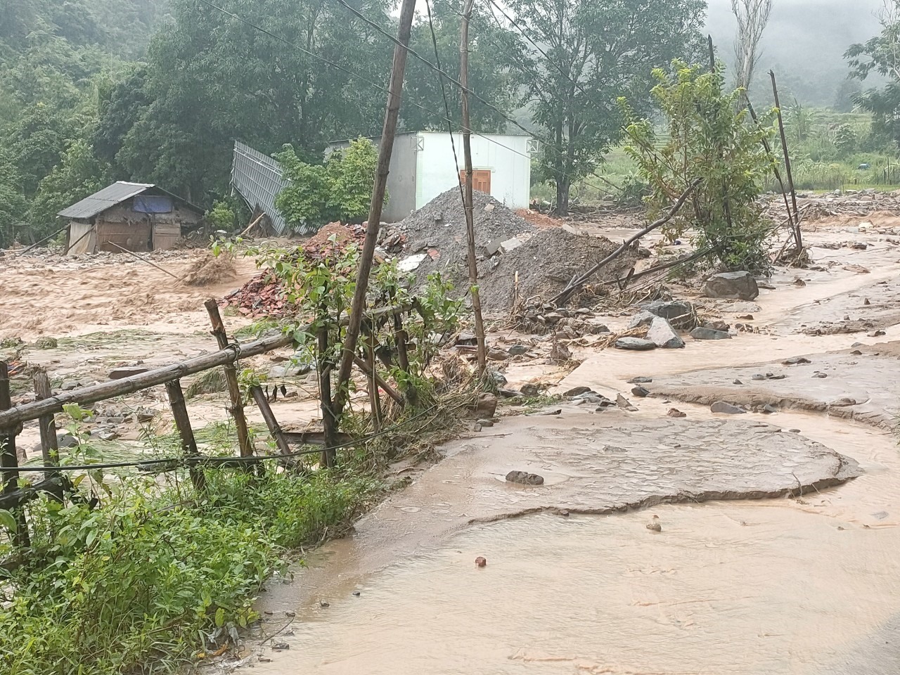 Đợt mưa lũ tháng 10.2022 đã xóa sổ một căn nhà của giáo viên ở huyện Kỳ Sơn. Ảnh: Quang Đại