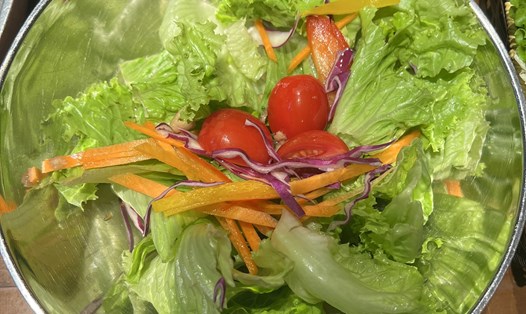 Các món salad là một trong những thực phẩm giúp cơ thể mau hồi phục từ bệnh cúm. Ảnh: Kiều Vũ