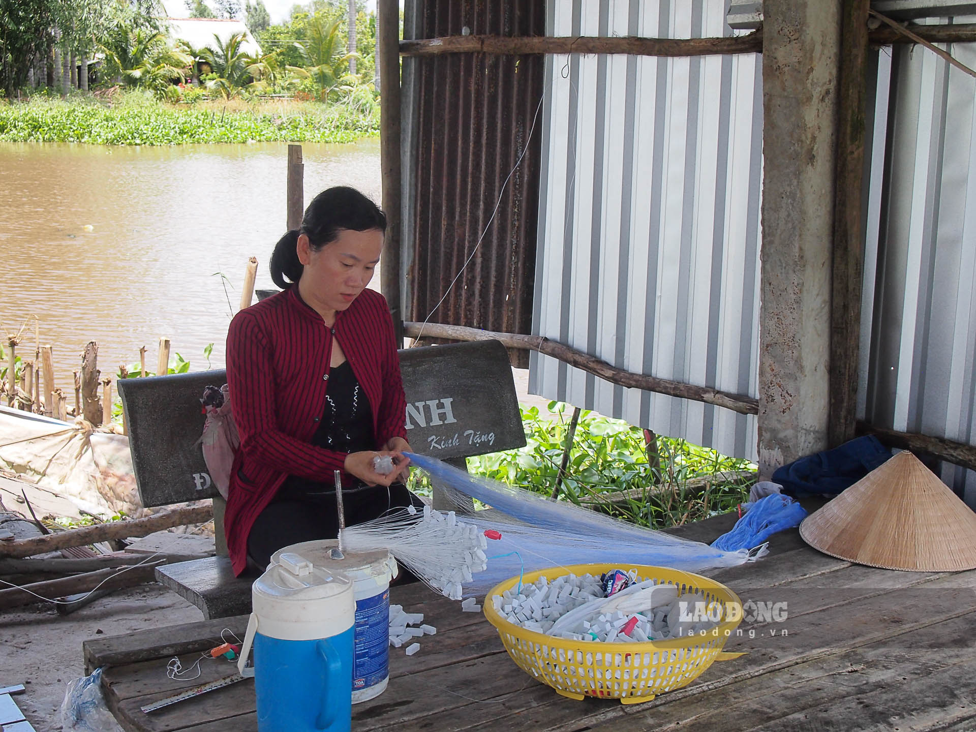 Nghề đan lưới giúp gia đình chị Trần Thị Bích (Tân Long, Ngã Năm, Sóc Trăng) có cuộc sống ổn định. Ảnh: Phương Anh