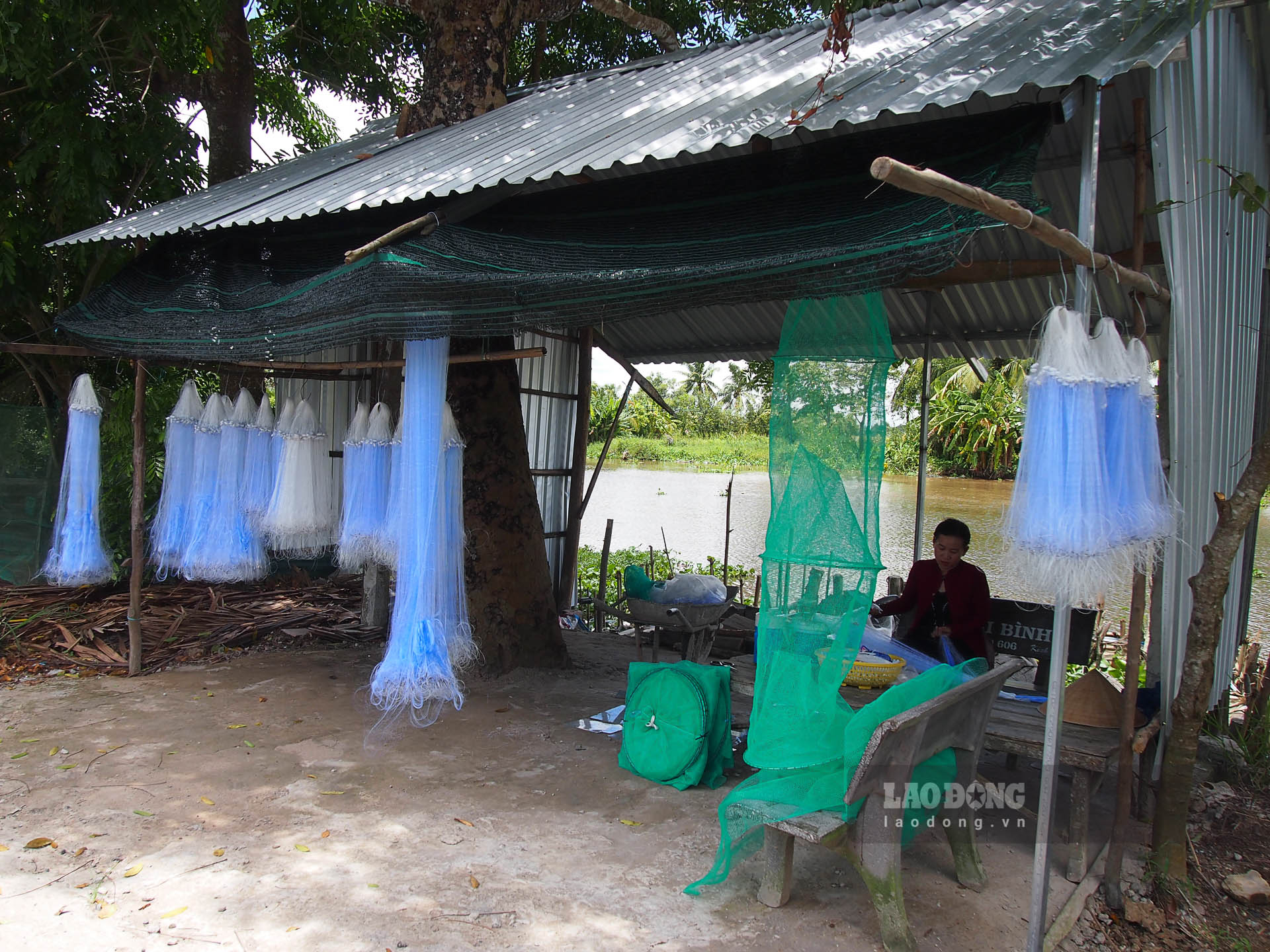 Tại Tân Long (Ngã Năm, Sóc Trăng) có hàng chục hộ theo nghề đan lưới. Ảnh: Phương Anh