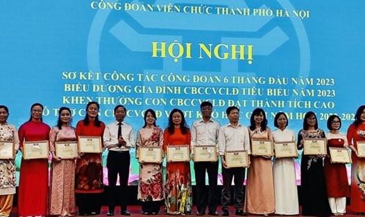 Công đoàn Viên chức Thành phố Hà Nội khen thưởng các gia đình cán bộ, công chức, viên chức, lao động tiêu biểu năm 2023 (ảnh minh hoạ). Ảnh: CĐVCHN