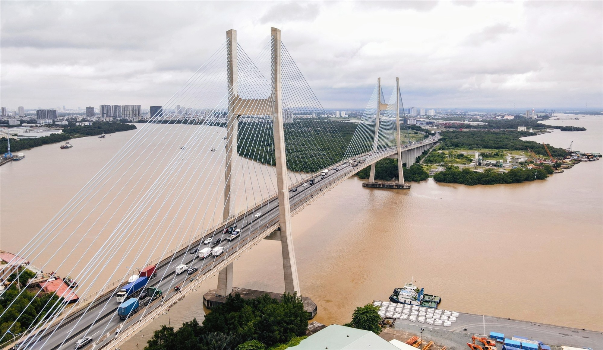 Cầu Phú Mỹ nằm trên tuyến đường vành đai 2 TPHCM, đây là cây cầu dây văng lớn nhất TPHCM có 6 làn xe, kết nối Khu đô thị mới Thủ Thiêm (TP Thủ Đức) và Khu đô thị Phú Mỹ Hưng (Quận 7).