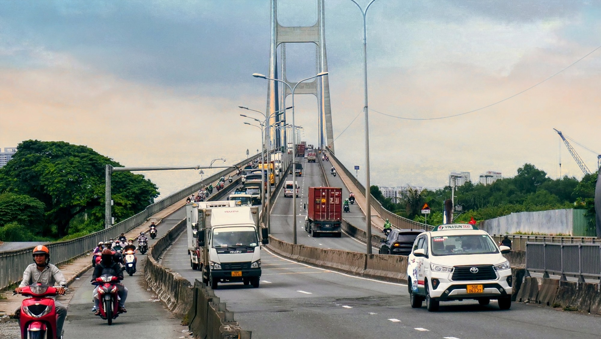  Cầu Phú Mỹ đưa vào sử dụng giúp việc lưu thông trên Quốc lộ 1 đoạn từ miền Bắc, miền Trung đi Đồng bằng sông Cửu Long (qua địa phận TPHCM) được rút ngắn.