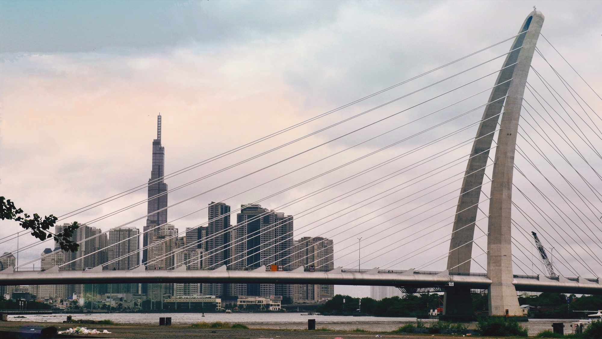  Cầu Thủ Thiêm 2 (nay là cầu Ba Son) chính thức thông xe vào năm 2022. Nhịp chính của cầu có thiết kế dây văng bất đối xứng, với trụ tháp hình vòm cao 113 m nghiêng về phía Thủ Thiêm, TP Thủ Đức với bề mặt được đỡ bằng 56 bó cáp dây văng.