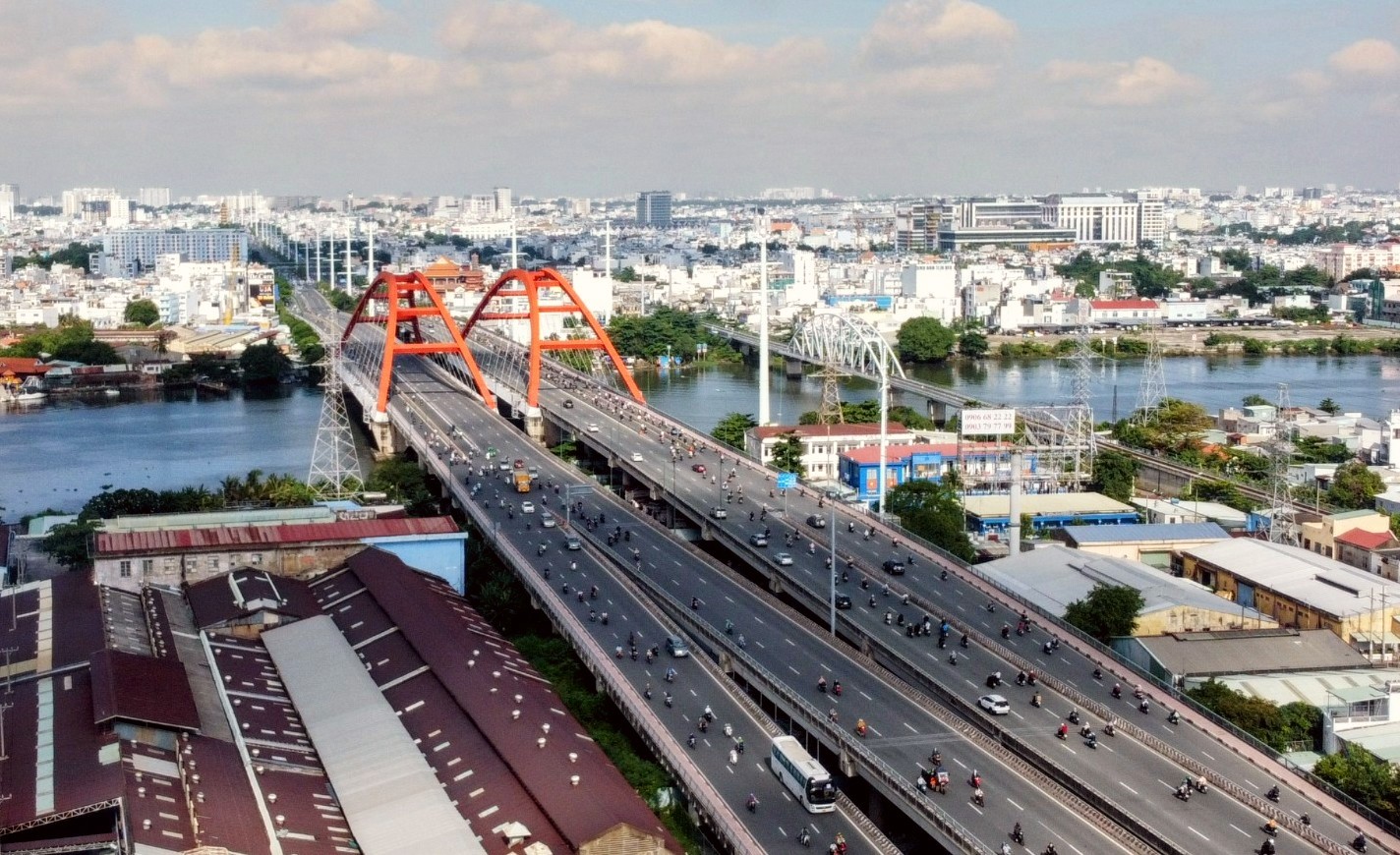 Diện mạo TPHCM ngày càng có sự thay đổi rõ rệt và phát triển mạnh mẽ. Sự thay đổi đó không thể không kể đến vài trò của những cây cầu vượt bắc qua sông Sài Gòn và cầu Sài Gòn là một trong những cái tên được nhắc đến.