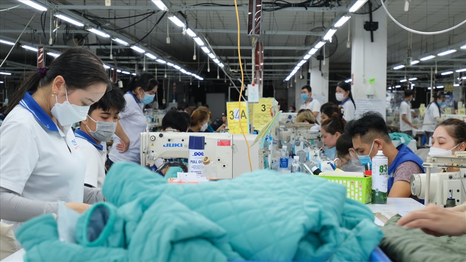 Hoạt động sản xuất của công nhân may tại tỉnh Hậu Giang. Ảnh: Phong Linh