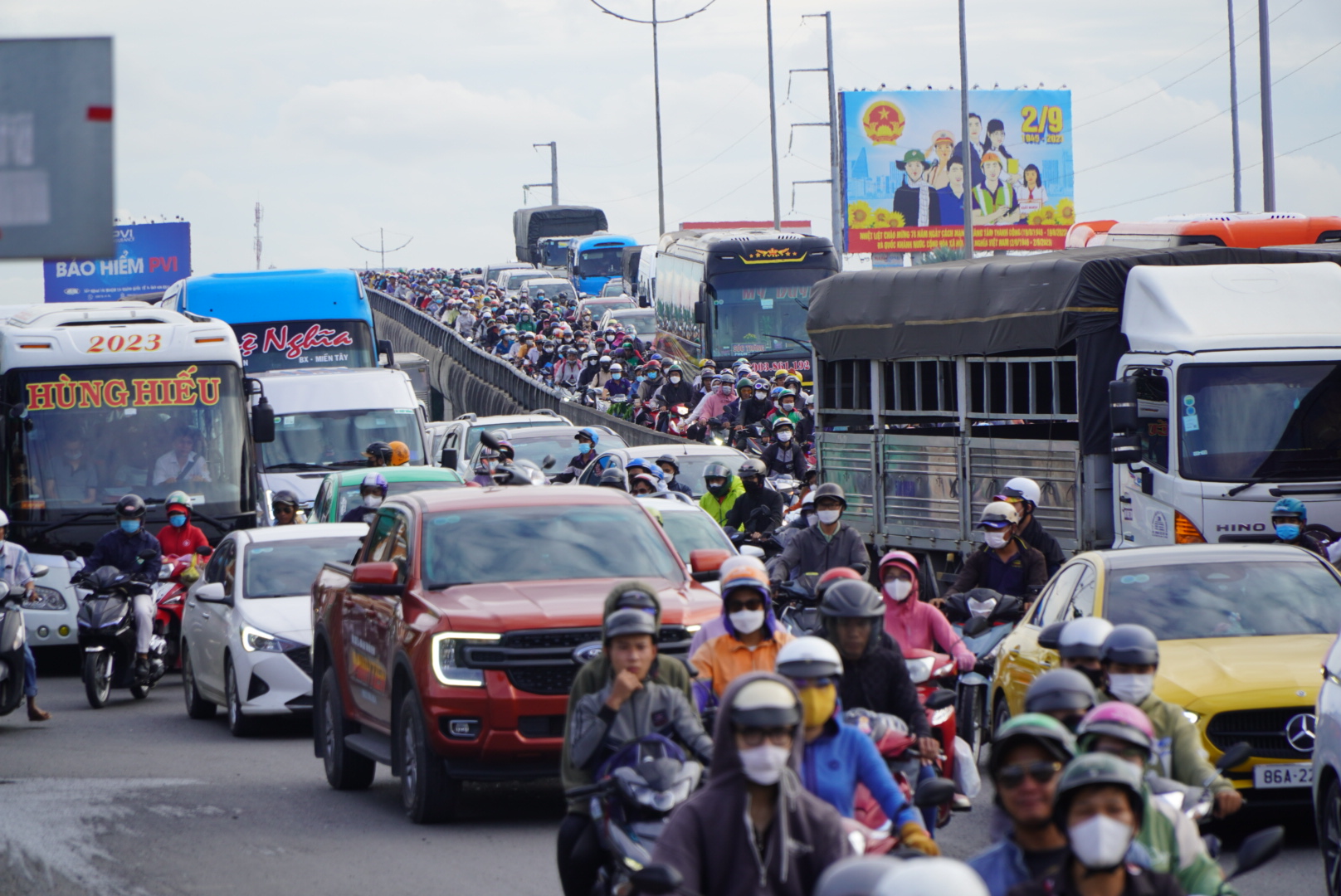 Ghi nhận của Lao Động vào lúc 17h ngày 4.9 tại Quốc lộ 1A (đoạn qua huyện Bình Chánh, cửa ngõ phía Tây TPHCM), lượng xe từ các tỉnh miền Tây hướng về TPHCM tăng đột biến gây ra tình trạng ùn tắc cục bộ, các phương tiện di chuyển rất chậm.