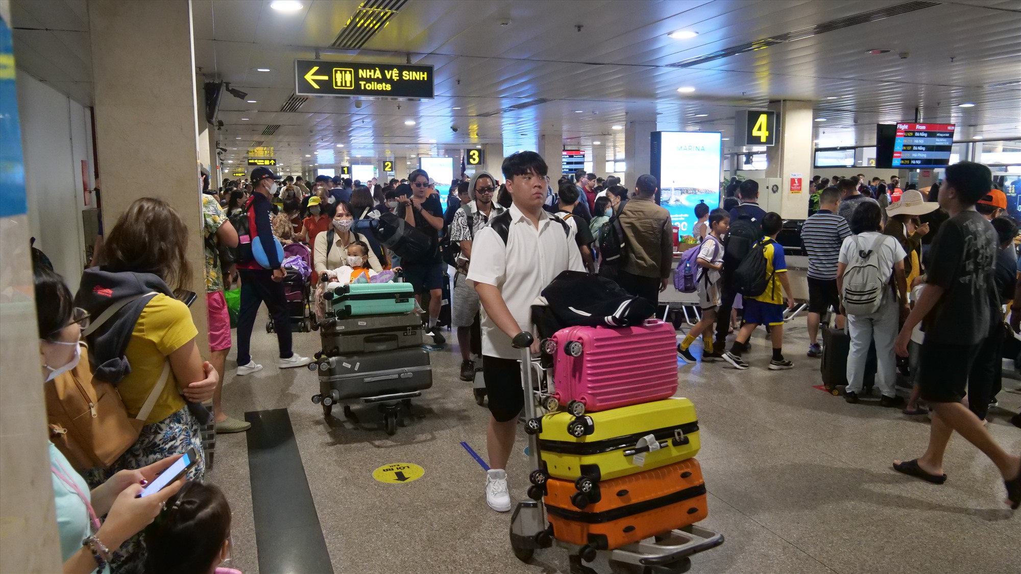 Hôm nay ngày 4.9 cũng là ngày cao điểm đến ở sân bay Tân Sơn Nhất với khoảng 740 chuyến bay, hành khách dự kiến khoảng 130.000 người. Theo ghi nhận của PV, vào khoảng 17h chiều nay tại khu vực ga đến quốc nội ở sân bay Tân Sơn Nhất (quận Tân Bình, TPCHM), nhiều hành khách đang tất bật sửa soạn hành lí, nối nhau rời sân bay sau kì nghỉ lễ dài ngày.