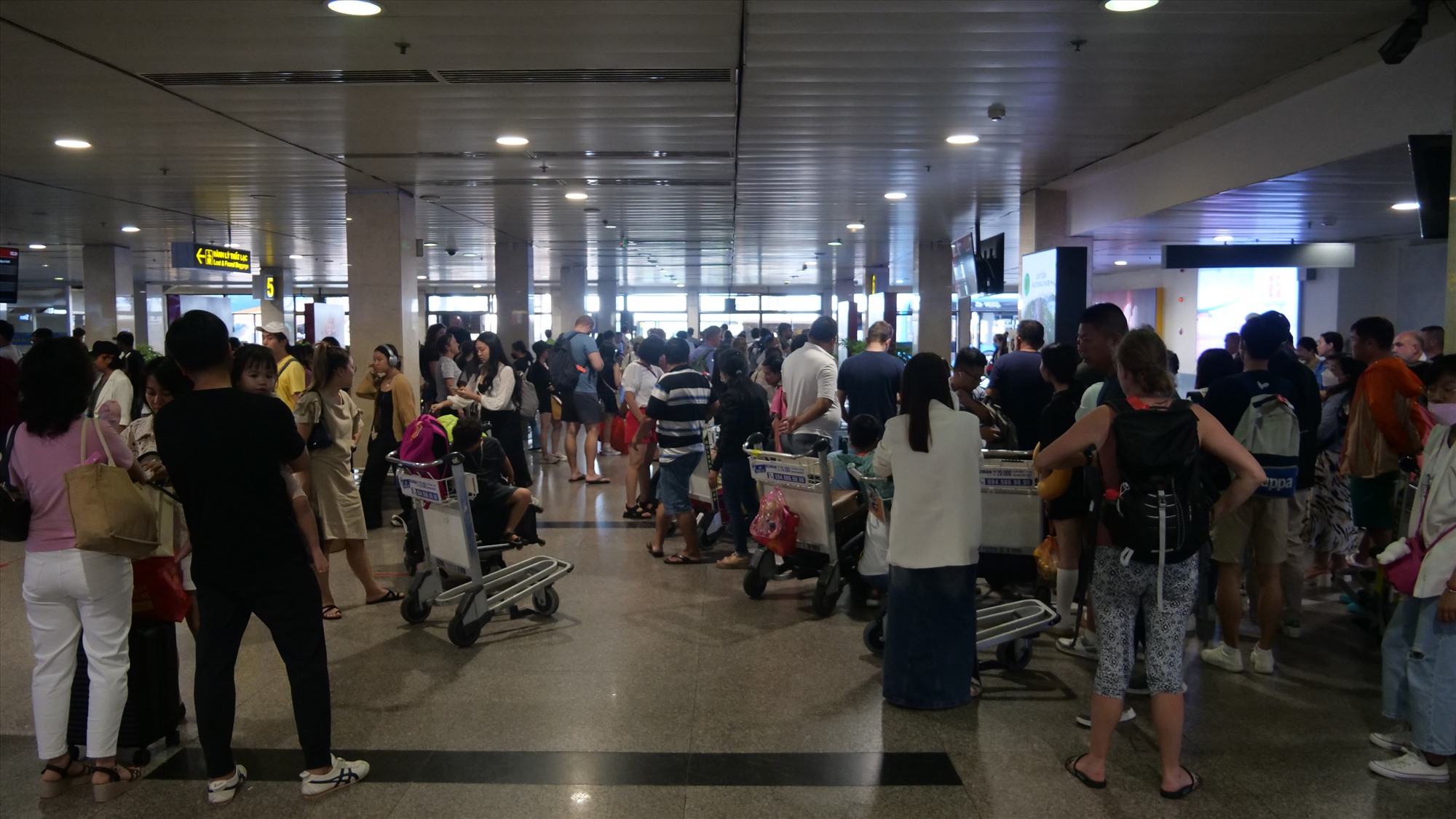 Theo Cảng hàng không quốc tế Tân Sơn Nhất, hôm nay 4.9, lượng khách quốc nội đến tăng cao (dự kiến hơn 42.000 khách đến ga quốc nội).