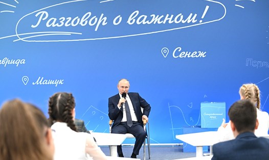 Tổng thống Nga Vladimir Putin trong cuộc trò chuyện với học sinh. Ảnh: Điện Kremlin