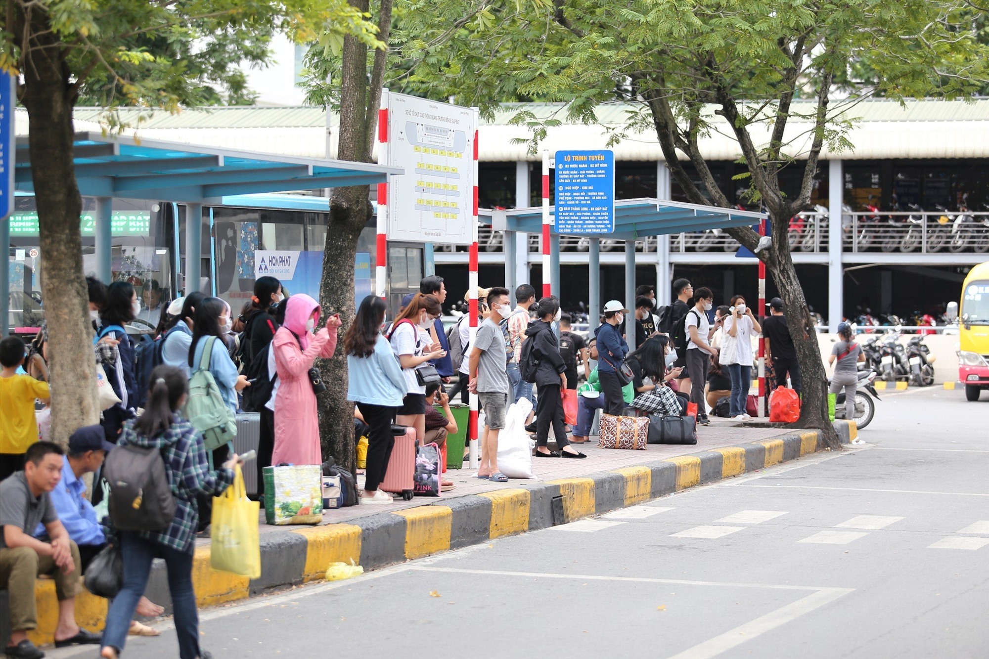 Ghi nhận thời điểm 16h30 chiều 4.9 tại bến xe Giáp Bát, rất đông người dân từ các tỉnh thành trở về Hà Nội học tập, làm việc. Ảnh: Vĩnh Hoàng