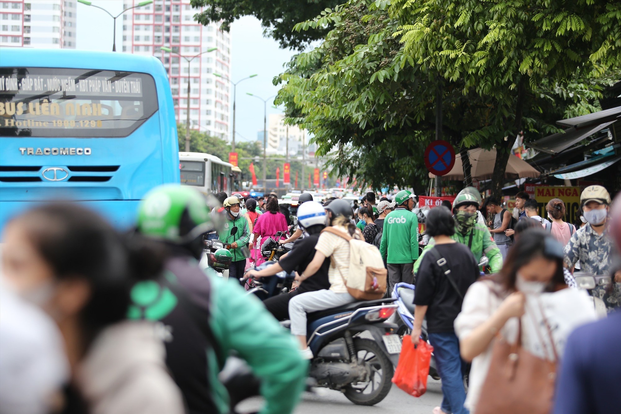 Phía bên ngoài bến xe Giáp Bát (quận Hoàng Mai, Hà Nội) có rất đông các phương tiện dừng đỗ để đón khách khiến giao thông hỗn loạn. Ảnh: Vĩnh Hoàng