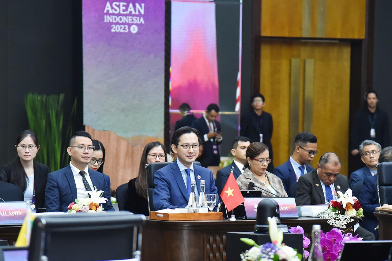 Thứ trưởng Ngoại giao Đỗ Hùng Việt (hàng trên, thứ hai từ trái) dự Hội nghị APSC. Ảnh: BNG