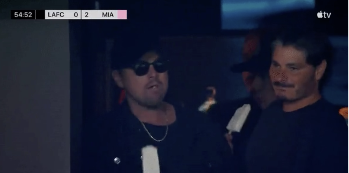 Leonardo DiCaprio đến sân xem Messi chơi bóng. Ảnh: Chụp màn hình