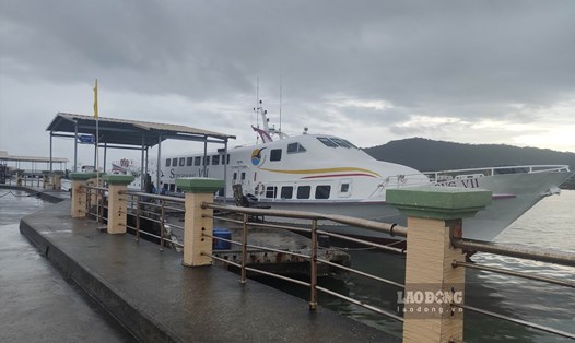 Tàu tuyến Rạch Giá - Phú Quốc (và ngược lại) neo đậu ở cảng Bãi Vòng (TP Phú Quốc). Ảnh: Xuân Nhi