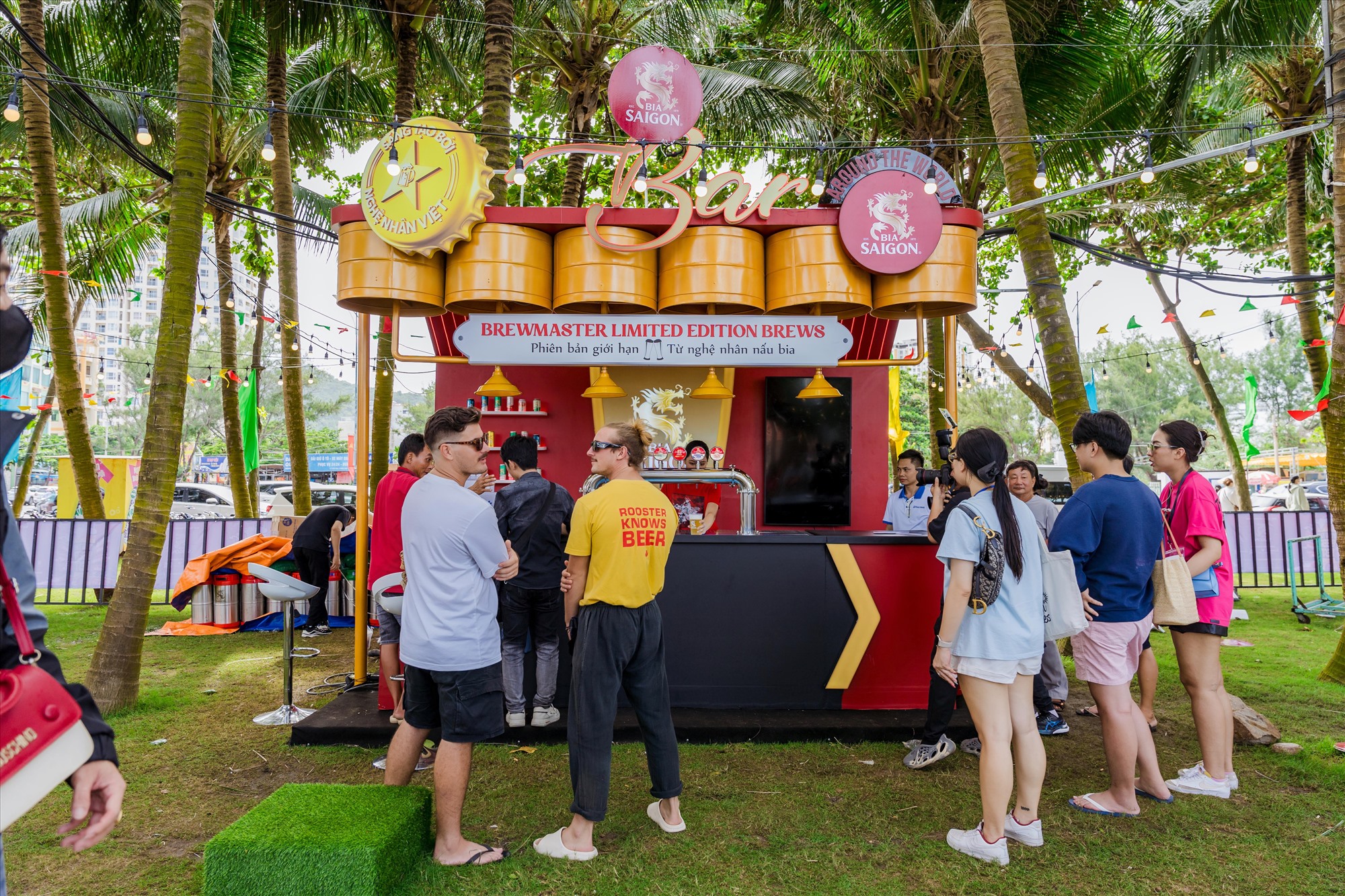 Khách tham quan khám phá 5 vị bia phiên bản giới hạn của Bia Saigon tại Lễ hội. Ảnh: SABECO