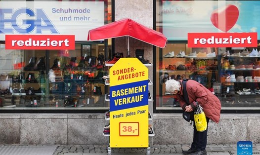 Một cửa hàng bán giày ở Berlin, Đức. Ảnh: Xinhua