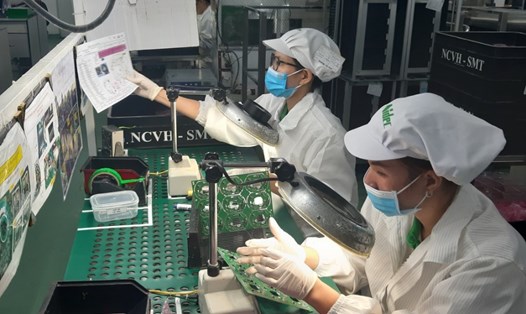 Công nhân Công ty Nidec Việt Nam đi làm từ ngày 3.9 để đảm bảo kế hoạch sản xuất. Ảnh: Đức Long