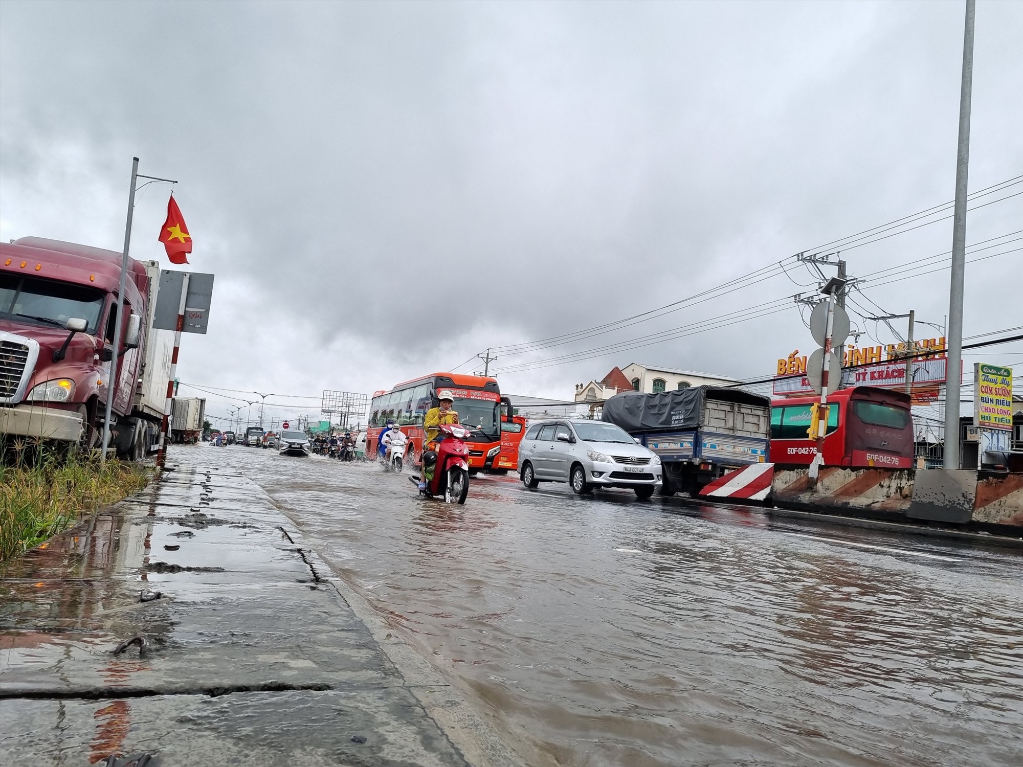 Triều cường, mưa lớn đã làm ngập 1 đoạn đường dài gần 500m trên tuyến QL 1A qua xã Thuận An, thị xã Bình Minh, tỉnh Vĩnh Long. Ảnh: Hoàng Lộc