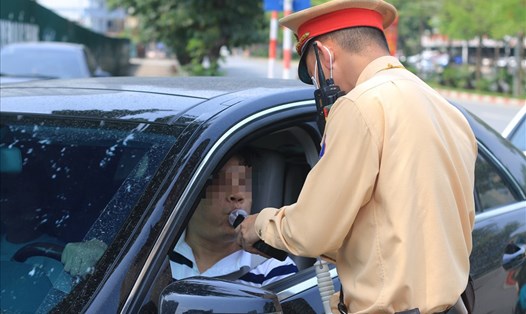 Lực lượng CSGT kiểm tra nồng độ cồn với các tài xế. Ảnh: Khánh An