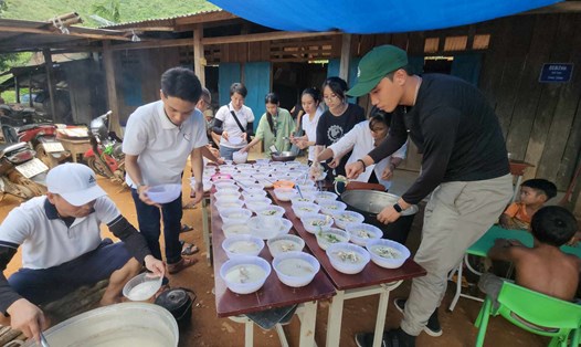 Tình nguyện viên lên núi nấu cơm cho các em nhỏ ăn. Ảnh: Thùy Trang 
