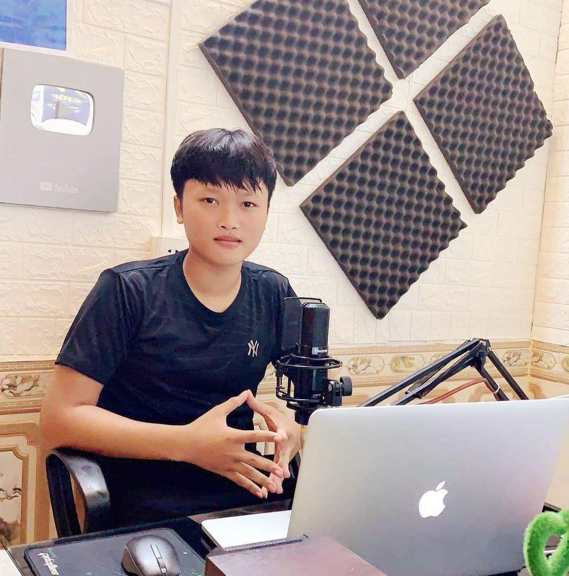 Youtuber - nghề tay trái nhưng giúp anh Quang kiếm thêm nhiều thu nhập trang trải cuộc sống. Ảnh: NVCC.