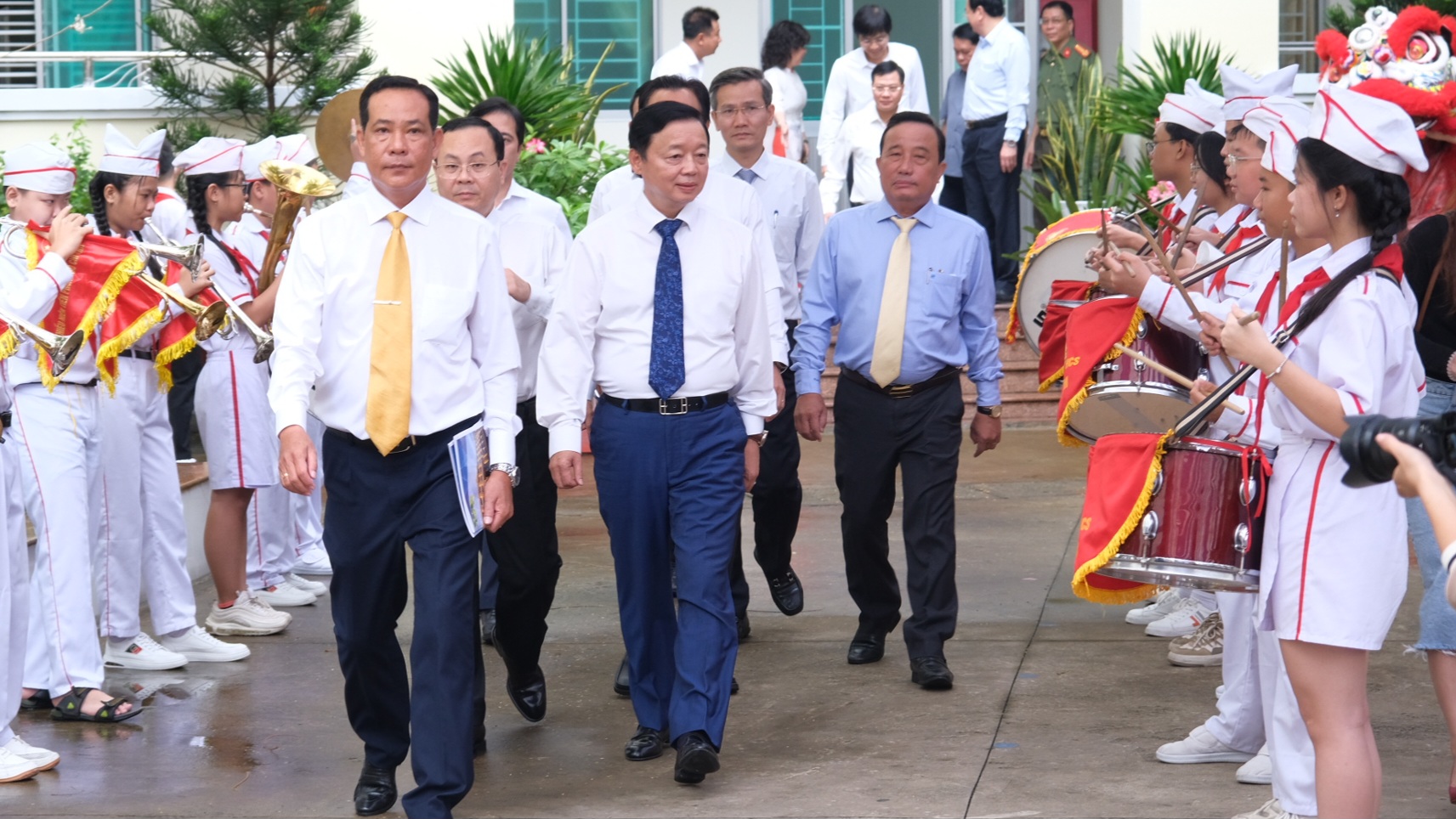  Phó Thủ tướng Trần Hồng Hà; Thứ trưởng Hoàng Minh Sơn dự lễ khai giảng tại Trường THCS Đoàn Thị Điểm (TP Cần Thơ).